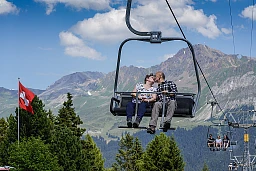 Magdalena Martullo-Blocher, avec ses enfants et son mari à Lenzerheide dans les grisons. Juillet 2019, ©Nicolas Righetti/Lundi13