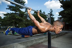 Genève, le 17 juillet 2019.
Série sur le sport en plein air.
Salif, 37 ans, caoch sportif, moniteur de street workout et de calisthenics aime s'entrainer à Chateaubriand.
©Frank Mentha