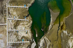 Stranded boats are pictured on the dried out shore of the Lake of Gruyere in la Roche near Bulle, Switzerland, Saturday, April 20, 2019. The level of the artificial impounding reservoir is progressively being brought down by 15 to 20m, planning for the upcoming melting of heavy snowfalls accumulated on the surrounding mountains. (KEYSTONE/Adrien Perritaz)