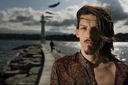 Rencontre avec Xavier Michel, auteur. Xavier sort un recueil de textes. Il est aussi la moitié du groupe Aliose. Rencontre avec Xavier Michel, auteur. Xavier sort un recueil de textes. Il est aussi la moitié du groupe Aliose.