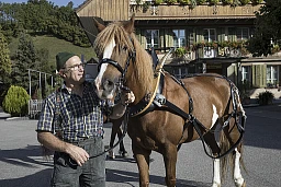 WASEN i.E. 16.9.2019. Hansruedi Blaser bei der Anprobe des neuen Kummet fuer die Stute Sissi. Foto: Daniel Rihs / 13 Photo WASEN i.E. 16.9.2019. Hansruedi Blaser bei der Anprobe des neuen Kummet fuer die Stute Sissi. Foto: Daniel Rihs / 13 Photo