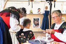 Sur le stand de la Fédération nationale des Costumes suisses, invité d’honneur du 116e Marché Concours National de Chevaux de Saignelégier.