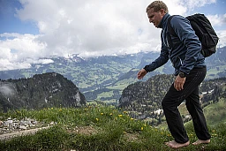 16.06.2019; Stockhorn; Fussball Super League - FC Thun;
Trainer Marc Schneider (Thun) loest die Wette mit Radio BERN1 ein und wandert gemeinsam mit Reporter Albi Saner barfuss auf das Stockhorn.
(Urs Lindt/freshfocus)