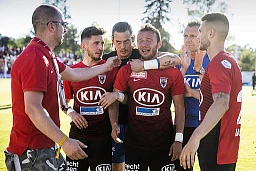 Aaraus Captain Elsad Zverotic, Mitte, wird von Teamkollegen und Fans getroestet, nach dem Penaltyschiessen im Barrage Rueckspiel zwischen dem FC Aarau und Neuchatel Xamax FCS, am Sonntag 2. Juni 201d in Aarau.