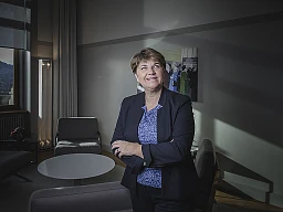 Viola Amherd - Porträtiert in Ihrem Büro im Bundeshaus Viola Amherd - Porträtiert in Ihrem Büro im Bundeshaus