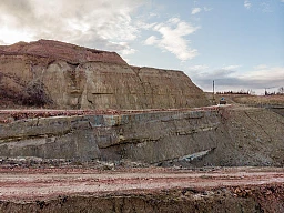Die Wand mit über 40 Erdschichten und 30 Meter Höhe wird hinter der Ziegelei abgebaut