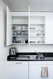 Nyon, mercredi 13 mars 2019, reportage chez Mélanie Blanc, blogueuse et adepte du minimalisme, dans le cadre d'un reportage sur le mieux vivre chez soi, 5 à 6 façons de gagner de la place dans son appartement, les buffets et armoirs de la cuisine, on note que les derniers étages ne sont pas utilisés, photos Cédric Sandoz