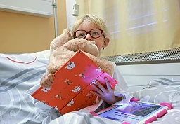 La petite Cassandra, 4 ans, entourée de ses parents Jimmy et Aurélie Cailler, va se faire opérer des végétations, aux EHNV, Établissements Hospitaliers du Nord Vaudois à Yverdon. En plus des peluches, tablette et autres jeux utiles pour pour déstresser les enfant, l’établissement s'est dotés d'une petite voiture pour conduire les enfants de 2 a 6 ans au bloc. Cassandra est la première à profiter de cet antistress original. Ce mercredi 18 septembre 2019. (24 Heures/Christian Brun) La petite Cassandra, 4 ans, entourée de ses parents Jimmy et Aurélie Cailler, va se faire opérer des végétations, aux EHNV, Établissements Hospitaliers du Nord Vaudois à Yverdon. En plus des peluches, tablette et autres jeux utiles pour pour déstresser les enfant, l’établissement s'est dotés d'une petite voiture pour conduire les enfants de 2 a 6 ans au bloc. Cassandra est la première à profiter de cet antistress original. Ce mercredi 18 septembre 2019. (24 Heures/Christian Brun)