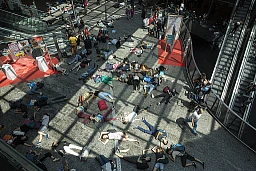 Flughafen Zürich. 13.7.2019. Zu Ferienbeginn machen ungefähr 150 Menschen mit einem Die-in auf die Klimaerwärmung aufmerksam. Foto: Daniel Rihs / 13 Photo Flughafen Zürich. 13.7.2019. Zu Ferienbeginn machen ungefähr 150 Menschen mit einem Die-in auf die Klimaerwärmung aufmerksam. Foto: Daniel Rihs / 13 Photo