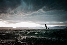 17h17 au large de Lugrin. Le ciel s'assombrit brutalement et l'orage s'abat sur la tête de course. 17h17 au large de Lugrin. Le ciel s'assombrit brutalement et l'orage s'abat sur la tête de course.