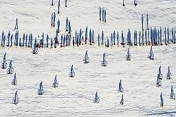 Over 150 cyclists, some dressed in costumes, ride their bikes on the ski slopes during start of the 31st edition of the "GP St-Sylvestre", a new-year snow mountain bike race, in the alpine resort of Villars-Sur-Ollon, Switzerland, Tuesday, December 31, 2019. (KEYSTONE/Valentin Flauraud)