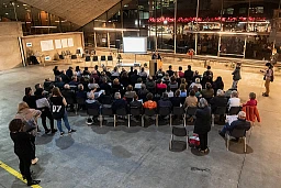 Le discours d’Esther Alder devant les habitants du quartier. Le discours d’Esther Alder devant les habitants du quartier.