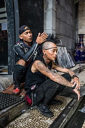 19.02.2018 Magelang: Für die Punk Konzerte in Magelang wird erstmal der Iro in die richtige Position gestylt. 19.02.2018 Magelang: Für die Punk Konzerte in Magelang wird erstmal der Iro in die richtige Position gestylt.