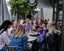 Lausanne, 14 juin 2019. Grève des femmes contre les inégalités. Les groupes s’assemblent en début d’après-midi. L’ambiance sur la terrasse du kiosque de Saint-François est au beau fixe. Lausanne, 14 juin 2019. Grève des femmes contre les inégalités. Les groupes s’assemblent en début d’après-midi. L’ambiance sur la terrasse du kiosque de Saint-François est au beau fixe.