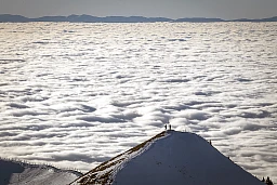 Moleson,01 01. 2019. Premier jour de l annee, Mer de brouillard sur le plateau suisse vue depuis le Moléson en Gruyère. Promeneurs sur les cimes des préalpes fribourgeoises