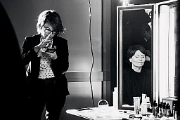 Regula Rytz wird kurz vor dem Auftritt im Schweizer Fernsehen geschminkt für die Elefanten-Runde, ihre Assistentin/Mitarbeiterin gibt ihr die neusten Wahlresultate und Hochrechnungen in den Kantonen durch.
Eindrücke von Politikern und Presse im Bundeshaus.
Eidgenössische Parlamentswahlen Nationalrat und Ständerat, Foto-Reportage aus dem Bundeshaus am Wahlsonntag, 20.10.2019. Politiker, Medien, Demokratie.
Copyright, Foto: Goran Basic.