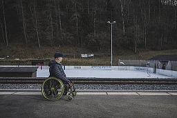 Blick über die Geleise auf das Hockeyfeld. Blick über die Geleise auf das Hockeyfeld.