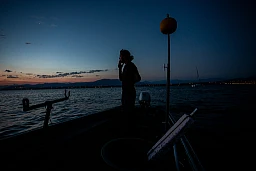 Port-Choiseul, le 29 juillet 2020. Neal Ricci, 33 ans, est pêcheur professionnel sur le Léman. Cela fait 10 ans qu'il exerce. Il a appris ce métier avec son grand-père Jean-Pierre, 88 ans, qui l'accompagne encore tous les matins sur le bâteau. En été, les journées commencent très tôt, vers 4h30, avec la pose des filets. Neal vend lui-meme ses poissons aux restaurants ou sur les marchés de la région. Rencontre pendant une matinée de pêche à la perche. Port-Choiseul, le 29 juillet 2020. Neal Ricci, 33 ans, est pêcheur professionnel sur le Léman. Cela fait 10 ans qu'il exerce. Il a appris ce métier avec son grand-père Jean-Pierre, 88 ans, qui l'accompagne encore tous les matins sur le bâteau. En été, les journées commencent très tôt, vers 4h30, avec la pose des filets. Neal vend lui-meme ses poissons aux restaurants ou sur les marchés de la région. Rencontre pendant une matinée de pêche à la perche.