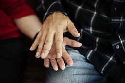 Taubblinde kommunizieren in einer Tastsprache (Lormen) auf der Handfläche. (2.10.20) Taubblinde kommunizieren in einer Tastsprache (Lormen) auf der Handfläche. (2.10.20)