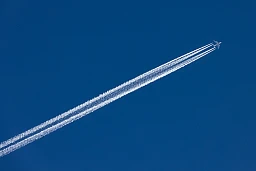 Nachdem während Corona der Flugverkehr nahezu stillgelegt wurde fliegt ein einsames Flugzeug der Emirates über Egerkingen im Kanton Solothurn. Nachdem während Corona der Flugverkehr nahezu stillgelegt wurde fliegt ein einsames Flugzeug der Emirates über Egerkingen im Kanton Solothurn.