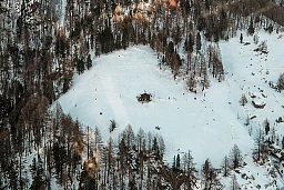 VISP 26.12.2019 - Die Hütte des Einsiedler, Bruder Markus fotografiert aus dem Helikopter der Air Zermatt in den Bergen oberhalb von Visp. Foto: Thomas Egli