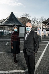 Alain Berset (Bundesrat) und Dr. med. Linda Nartey (Berner Kantonsärztin) am Dienstag (10.11.2020) im Corona-Drive-in Testzentrum auf dem Bernexpo-Gelände in Bern. Foto: Thomas Egli