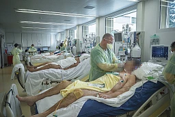 Switzerland. Canton Ticino. Lugano. The Clinica Luganese Moncucco was transformed into a Covid-19 Hospital. Nurses working at intensive care unit (ICU). The patients are all in severe conditions and cannot breathe on their own. 25.03.2020 © 2020 Didier Ruef