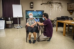 Eine ueber 90-jaehrige Frau wird als erste Person im Kanton Luzern und als eine der ersten Personen der Schweiz mit dem Impfstoff von Pfizer Biontech gegen Corona geimpft, in einem Pflegeheim im Kanton Luzern, am Mittwoch, 23. Dezember 2020. (KEYSTONE/Urs Flueeler) Eine ueber 90-jaehrige Frau wird als erste Person im Kanton Luzern und als eine der ersten Personen der Schweiz mit dem Impfstoff von Pfizer Biontech gegen Corona geimpft, in einem Pflegeheim im Kanton Luzern, am Mittwoch, 23. Dezember 2020. (KEYSTONE/Urs Flueeler)