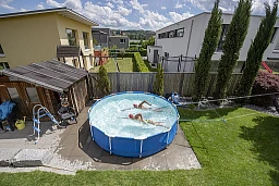 Die zwei Brueder und Nachwuchsschwimmer Micha und Dario Boxler vom Schwimmclub Aarefische trainieren taeglich zuhause in ihrem Pool, um ihre Form nicht zu verlieren, am Montag, 4. Mai 2020 in Unterentfelden im Kanton Aargau. (KEYSTONE/Urs Flueeler)