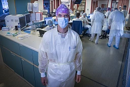 11h40 le vendredi 6.11.2020: Covid 19, « Nous risquons la saturation, mais nous feront face », le directeur médical des Etablissements hospitaliers du Nord vaudois (eHnV), Julien Ombelli, au service des soins intensifs. 11h40 le vendredi 6.11.2020: Covid 19, « Nous risquons la saturation, mais nous feront face », le directeur médical des Etablissements hospitaliers du Nord vaudois (eHnV), Julien Ombelli, au service des soins intensifs.