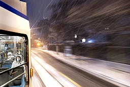 Menschen mit Schutzmasken fahren im Tram 3 am Morgen frueh im Schneesturm am Dienstag 1. Dezember 2020 in Zuerich. (KEYSTONE/Gaetan Bally)