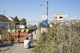 Riehen, 25.4.2020 - Ein Paar trifft sich an der geschlossenen Grenze am Lettackerweg.