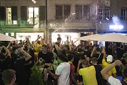 YB Fans feiern den dritten Meistertitel in Folge in der Aarbergergasse. Nach dem Sieg gegen den FC Sion sind die BSC Young Boys Schweizer Meister 2020, am 31.07.2020 in Bern. Foto: Christian Pfander / Tamedia AG