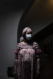 Marame Tengue, 44 ans, originaire du Sénégal. Réside à Genève depuis 3 ans et vit seule avec ses 5 enfants dans un studio 1 pièce 1/2. Profession: Femme de ménage dans un hôtel genevois. Salaire: CHF: 1'500 - 2'000.-