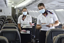 Inflight 13.6.2020 - Flight Attendant mit Mund- und Nasenschutz im Service auf einem Swiss Flug nach New York JFK während der Corona Pandemie.