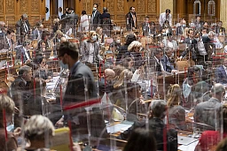 Die Mitglieder der Grossen Kammer erheben sich kurz nach der Gesamtabstimmung zum Covid-19 Gesetz, an der Wintersession der Eidgenoessischen Raete, am Dienstag, 1. Dezember 2020 im Nationalrat in Bern. (KEYSTONE/Alessandro della Valle)