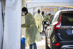DUEBENDORF, 12.11.2020 - Das Corona Drive-In Testzentrum auf dem Flugplatz in Duebendorf. Die Anlage wird betrieben von der Uniklinik Balgrist und es koennen bis zu 500 Tests pro Tag gemacht werden. DUEBENDORF, 12.11.2020 - Das Corona Drive-In Testzentrum auf dem Flugplatz in Duebendorf. Die Anlage wird betrieben von der Uniklinik Balgrist und es koennen bis zu 500 Tests pro Tag gemacht werden.