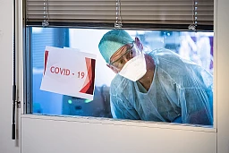 Medical personnel at work in the intensive care unit of the Sion hospital (Hopital de Sion) during the coronavirus disease (COVID-19) outbreak in Sion, Switzerland, Wednesday, April 1, 2020. Medical personnel at work in the intensive care unit of the Sion hospital (Hopital de Sion) during the coronavirus disease (COVID-19) outbreak in Sion, Switzerland, Wednesday, April 1, 2020.
