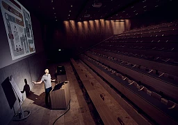Alexander Denzler, Dozent für Blockchain Technologie an der Hochschule Luzern alleine im Vorlesesaal an der Hochschule Luzern in Rotkreuz. Alexander Denzler, Dozent für Blockchain Technologie an der Hochschule Luzern alleine im Vorlesesaal an der Hochschule Luzern in Rotkreuz.