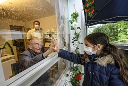 Ittigen (BE), 13.5.2020 — So sehen Besuche im Corona - Zeitalter in Seniorenheimen aus. Das Team des Alterspflegeheims Senevita Aespliz im bernischen Ittigen gestaltete ein Besucherfenster fuer Bewohner und Besucher.
Foto: Karl-Heinz Hug Ittigen (BE), 13.5.2020 — So sehen Besuche im Corona - Zeitalter in Seniorenheimen aus. Das Team des Alterspflegeheims Senevita Aespliz im bernischen Ittigen gestaltete ein Besucherfenster fuer Bewohner und Besucher.
Foto: Karl-Heinz Hug