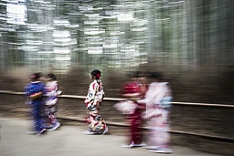 Des jeunes filles en habit traditionnel se promène à l'ombre des bambous de la forêt d'Arashiyama, à proximité de Kyoto, Japon.