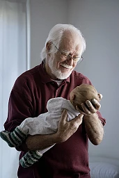 Jacques Dubochet,prix Nobel de Chimie et son petit-fils de 10 semaines Jacques Dubochet,prix Nobel de Chimie et son petit-fils de 10 semaines
