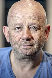 Gérald Métroz, c’est un destin sous les projecteurs. Lorsqu’il a deux ans et demi, son accident fait rapidement le tour de Suisse et même au-delà. «Mon père travaillait aux CFF. Le téléphone arabe des cheminots a fait que le lendemain matin, à Zurich tout le monde savait.»