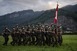 Soldaten mit Schutzmaske bei der Fahnenabgabe des Infateriebataillons 65 der Schweizer Armee, am Dienstag, 16. Juni 2020, in Walenstadt. Das Bataillon beendet heute als letztes der Schweizer Armee den Assistenzdienst im Rahmen der Coronavirus Pandemie. (KEYSTONE/Pool/Gian Ehrenzeller) Soldaten mit Schutzmaske bei der Fahnenabgabe des Infateriebataillons 65 der Schweizer Armee, am Dienstag, 16. Juni 2020, in Walenstadt. Das Bataillon beendet heute als letztes der Schweizer Armee den Assistenzdienst im Rahmen der Coronavirus Pandemie. (KEYSTONE/Pool/Gian Ehrenzeller)
