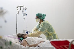 25.03.20; Lugano; Corona Virus; Moment der Hoffnung. Eine Patientin wacht auf gestreichelt vom einer Mitarbeiterin des Pflegepersonals im Spital Moncucco in Lugano. © Valeriano Di Domenico 25.03.20; Lugano; Corona Virus; Moment der Hoffnung. Eine Patientin wacht auf gestreichelt vom einer Mitarbeiterin des Pflegepersonals im Spital Moncucco in Lugano. © Valeriano Di Domenico