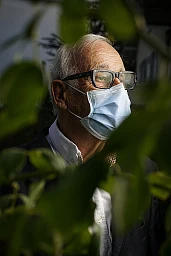 Jean Ziegler, né Hans Ziegler le 19 avril 1934 à Thoune, est un homme politique, altermondialiste et sociologue suisse. Il a été rapporteur spécial auprès de l’ONU sur la question du droit à l’alimentation dans le monde. Il est l’auteur de nombreux ouvrages. Russin, Genève, octobre 2020. © Nicolas Righetti | Lundi13 | Jean Ziegler, né Hans Ziegler le 19 avril 1934 à Thoune, est un homme politique, altermondialiste et sociologue suisse. Il a été rapporteur spécial auprès de l’ONU sur la question du droit à l’alimentation dans le monde. Il est l’auteur de nombreux ouvrages. Russin, Genève, octobre 2020. © Nicolas Righetti | Lundi13 |