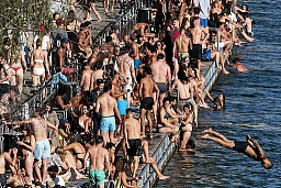 Junge Menschen vergnuegen sich beim Baden am Oberen Letten. Junge Menschen vergnuegen sich beim Baden am Oberen Letten.