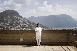 Lucia Saponaro auf der Terasse des Kantonsspitals Lugano mit sicht auf Lugano.
