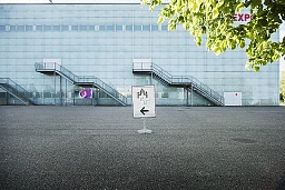 Schild mit Logo des Parlaments auf dem Vorplatz des Messegeländes als Wegweiser für die ankommenden PolitikerInnen. Schild mit Logo des Parlaments auf dem Vorplatz des Messegeländes als Wegweiser für die ankommenden PolitikerInnen.