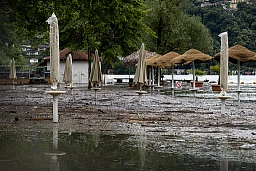 Agno: lido di Agno allagato per le forti pioggie di questi giorni e allerta maltempo. Nella foto ombrelloni e spiagge allagate frenano il turismo locale. Esondazione lago Ceresio. © Keystone - ATS / Ti-Press / Francesca Agosta Agno: lido di Agno allagato per le forti pioggie di questi giorni e allerta maltempo. Nella foto ombrelloni e spiagge allagate frenano il turismo locale. Esondazione lago Ceresio. © Keystone - ATS / Ti-Press / Francesca Agosta